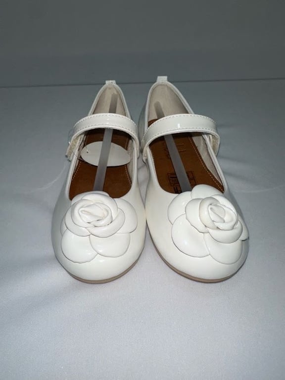 Queen Rosette Creme - Boutique Alexis